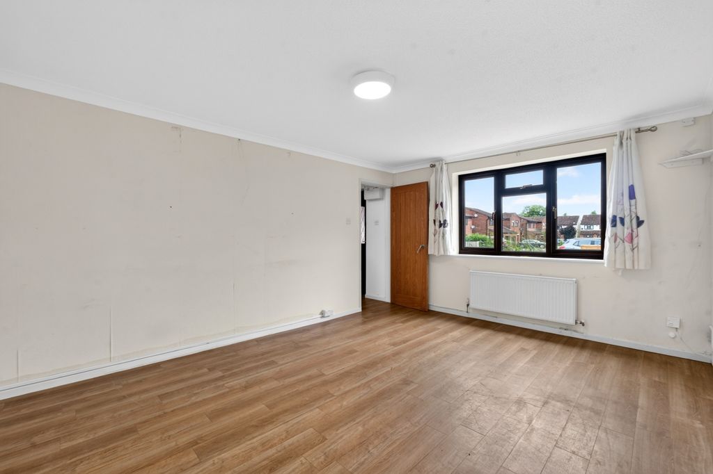 Property photo 3 of 18 Living Room (3)