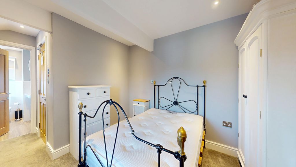 Property photo 3 of 7 Bedroom 1 - Angle 2