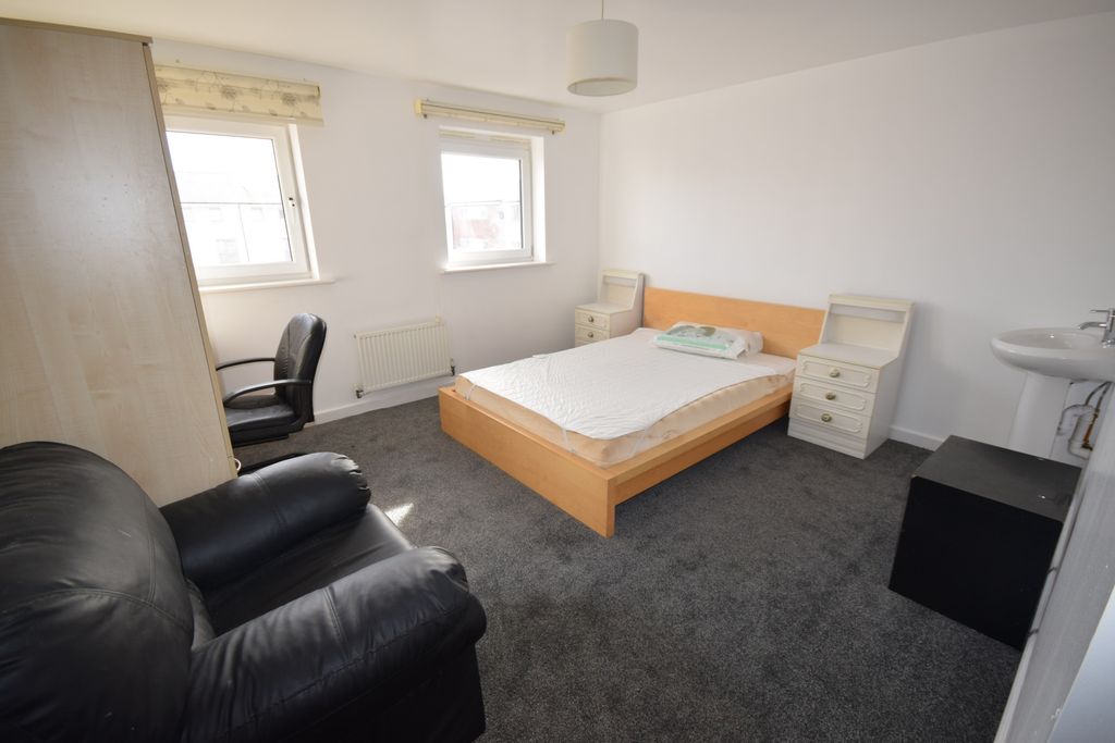 Property photo 3 of 11 Room 4