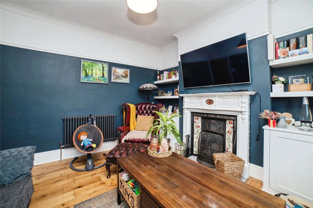 Property photo 3 of 19 Lounge