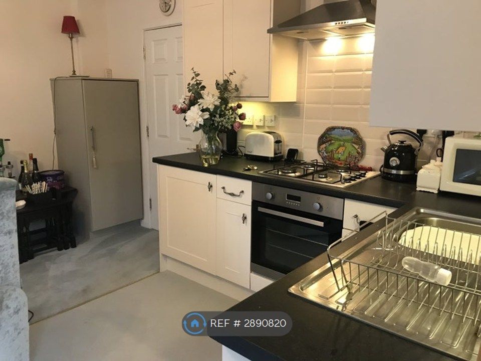 Property photo 3 of 11 Kitchenette