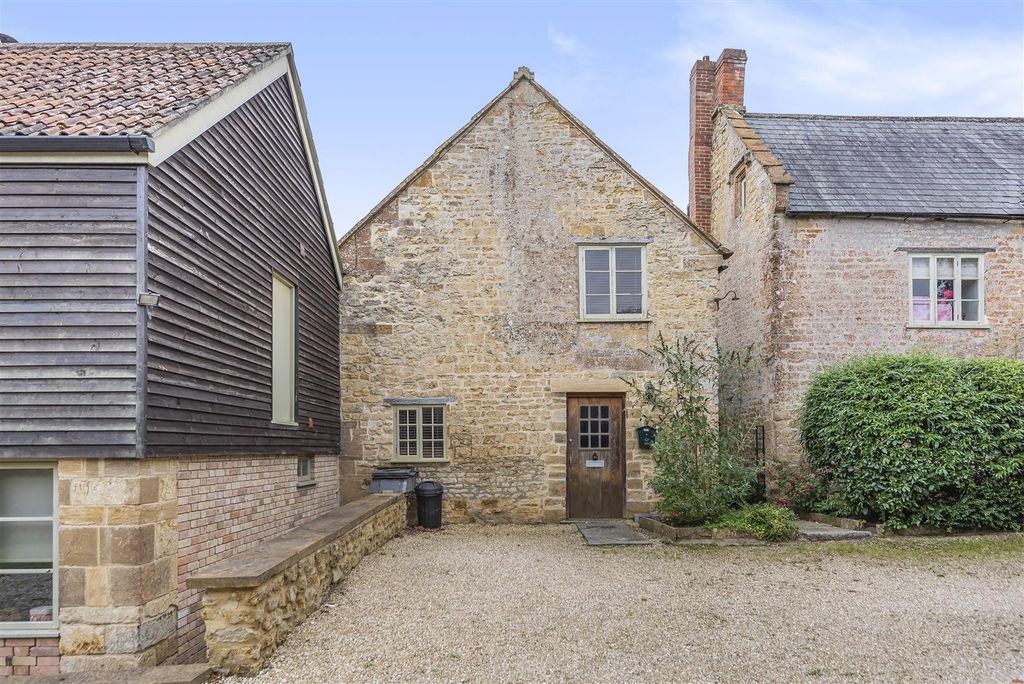 Property photo 3 of 11 Outside