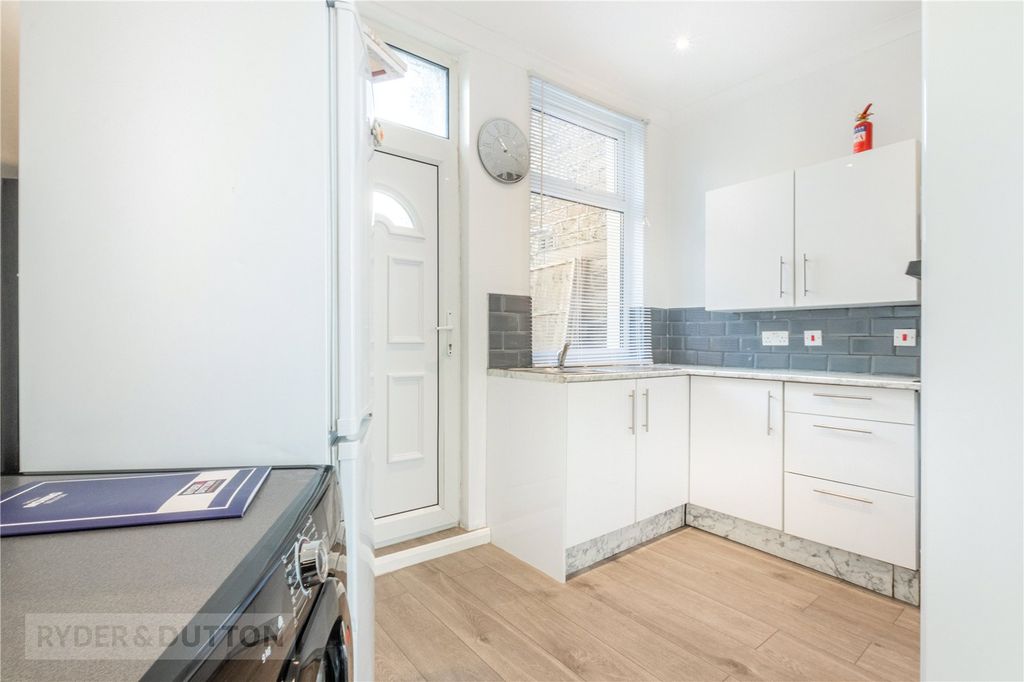 Property photo 3 of 17 Kitchen