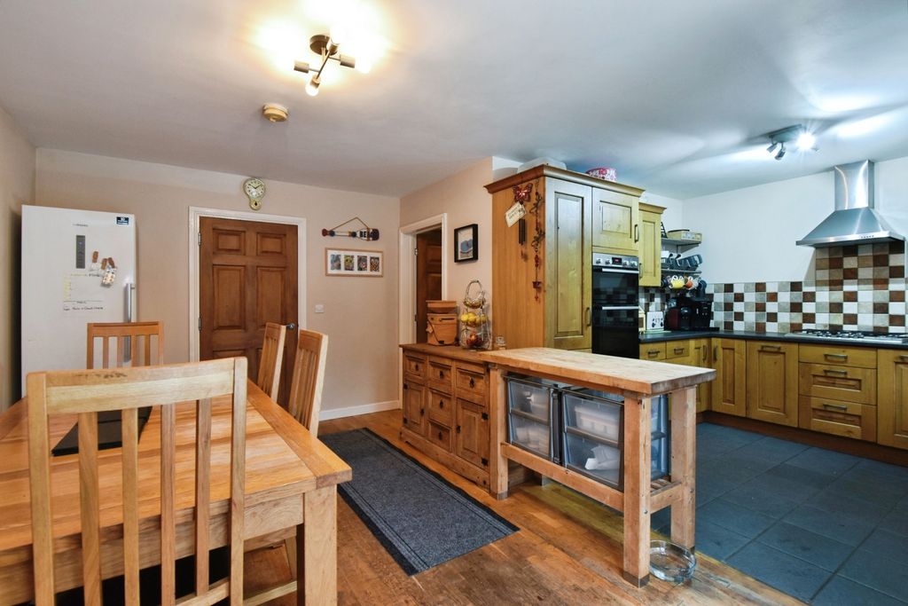 Property photo 2 of 20 Photo