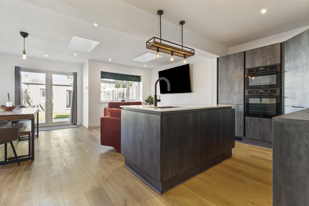 Property photo 2 of 33 84 Northbrook Road-010.Jpg