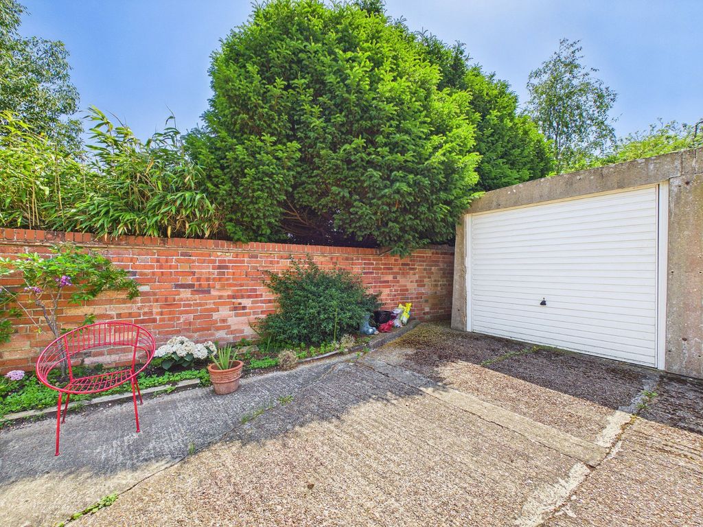 Property photo 3 of 16 Garage