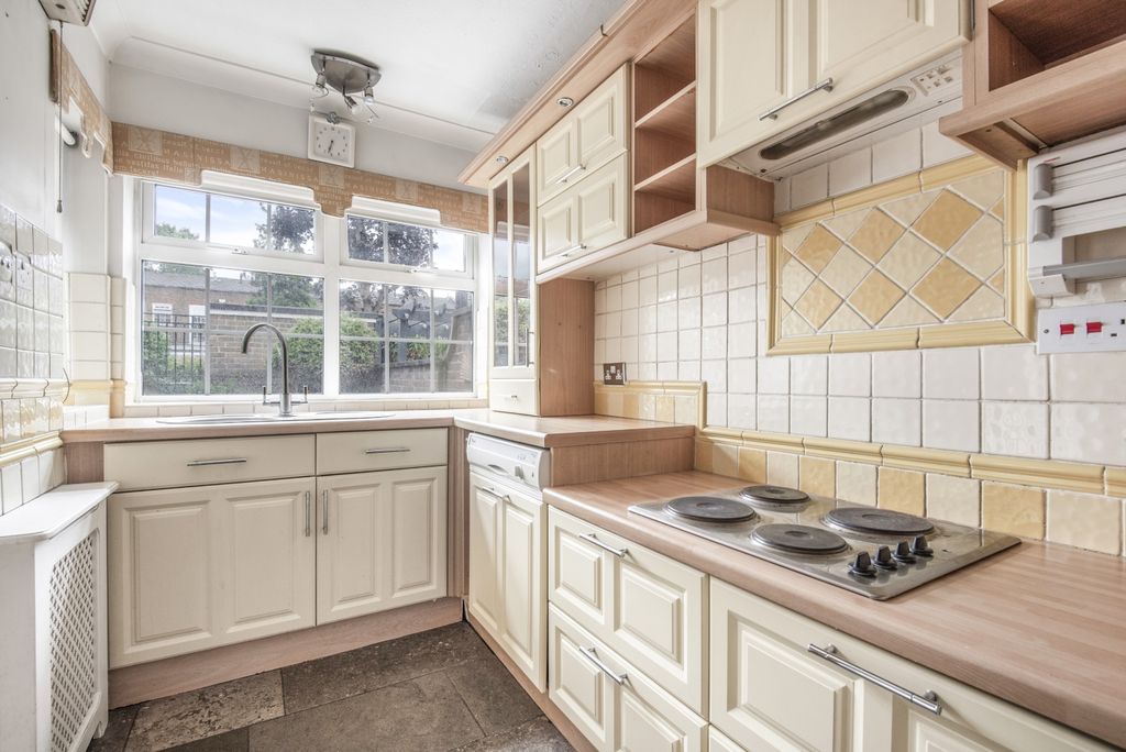 Property photo 3 of 8 Kitchen