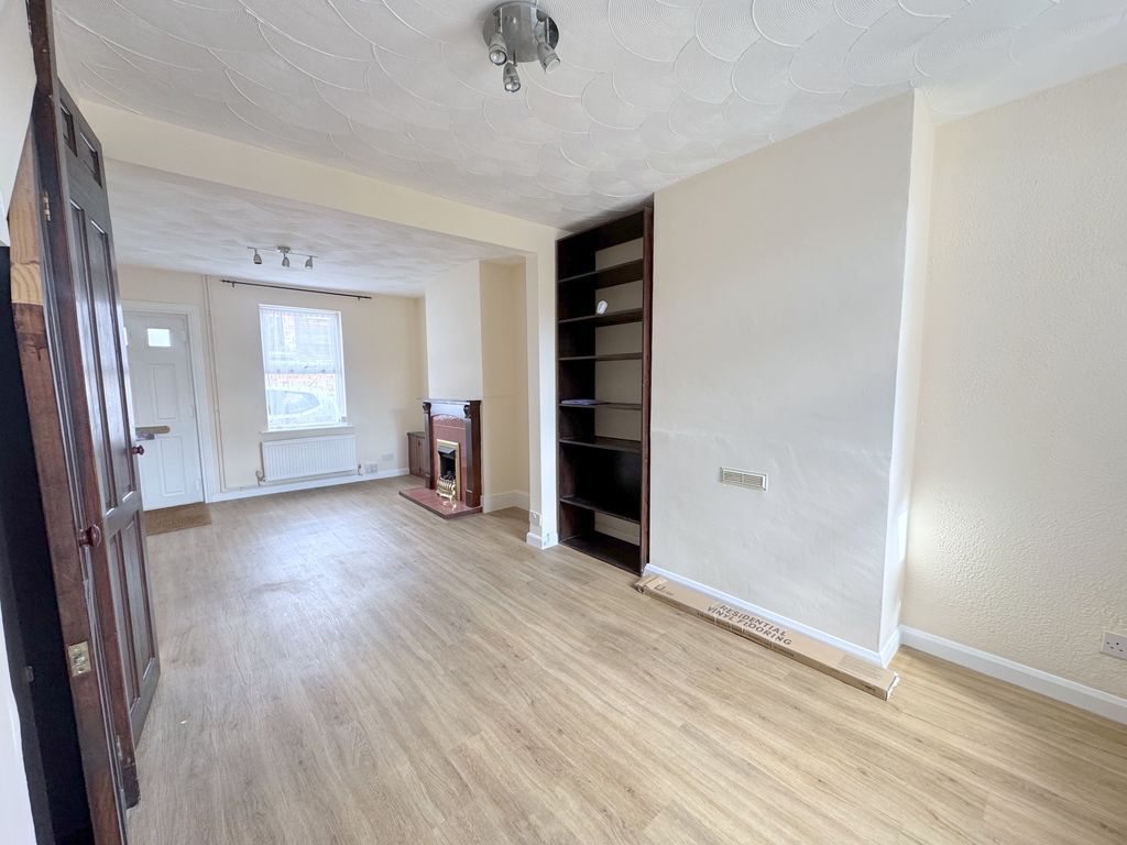 Property photo 2 of 17 Queens Road