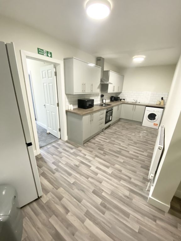 Property photo 1 of 18 5 Bed HMO - Park Grove, Barnsley