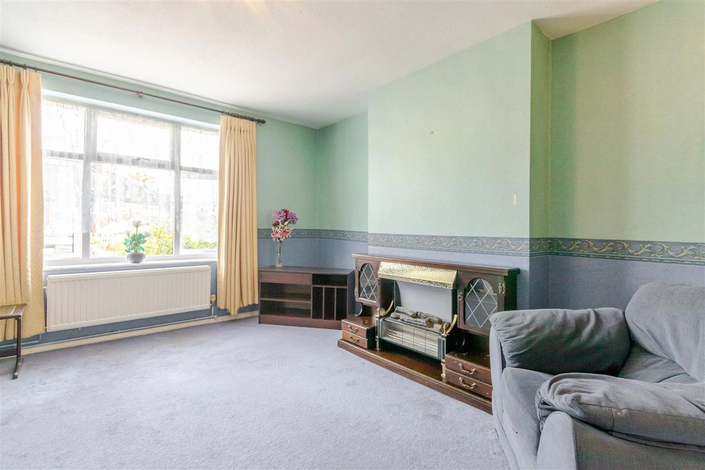 Property photo 3 of 17 Living Room