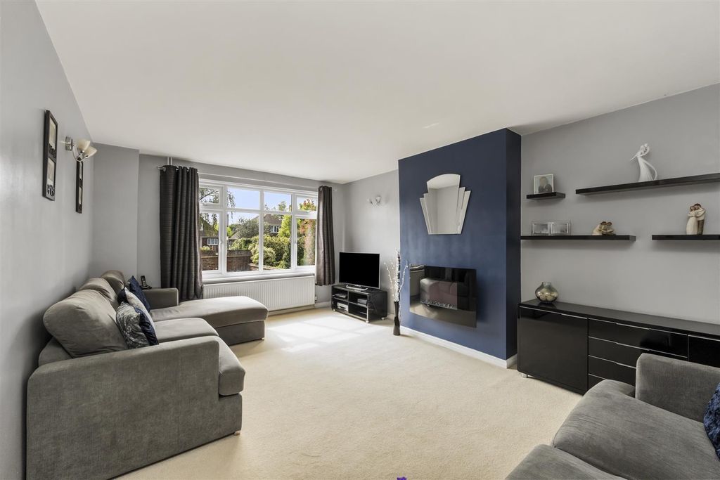 Property photo 3 of 17 The Boulevard Worthing, 34-008.Jpg