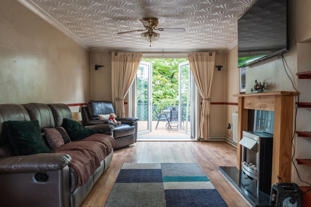 Property photo 3 of 23 Lodden Close-10