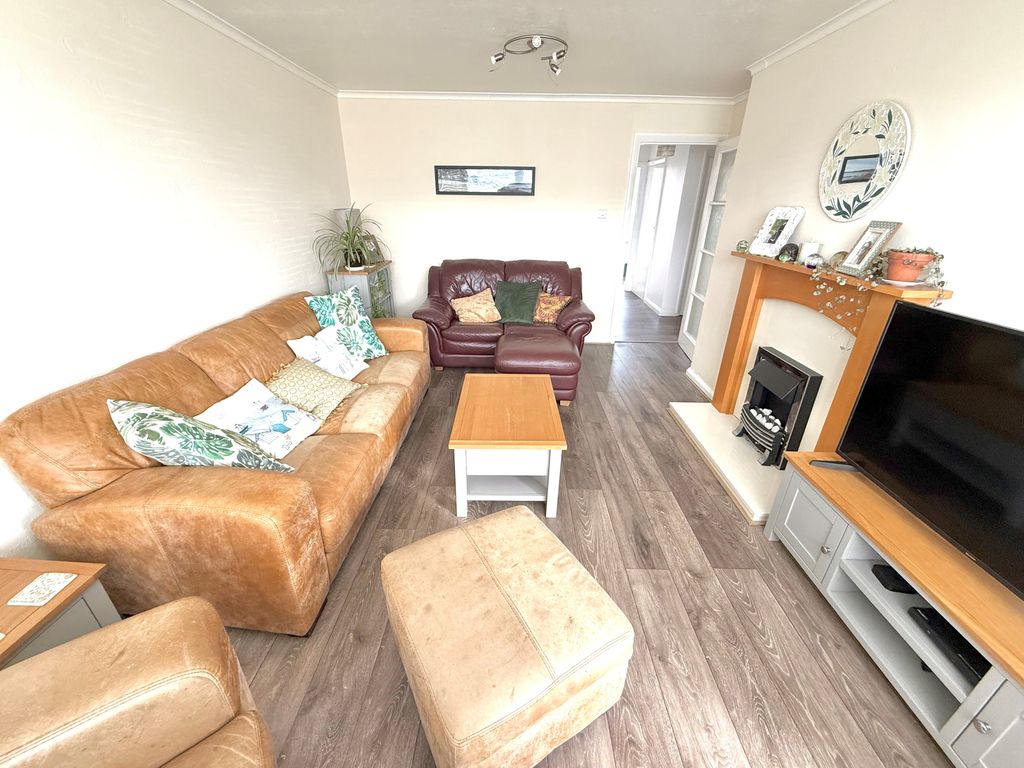 Property photo 2 of 15 5 Dolphin Court Lounge 1