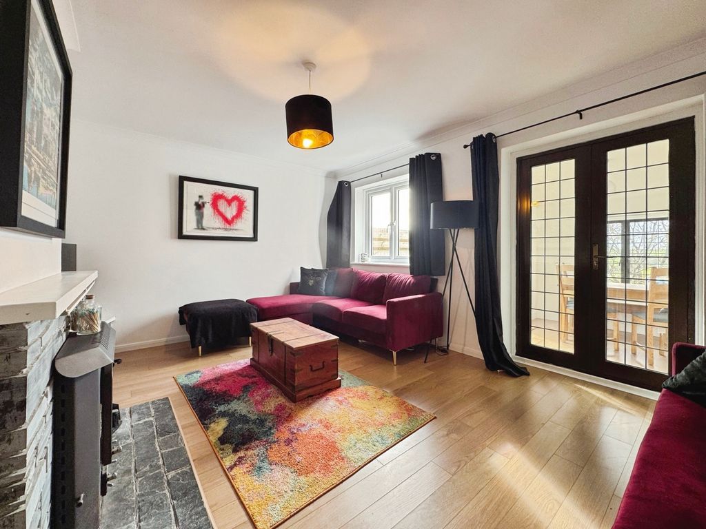 Property photo 3 of 17 Lounge