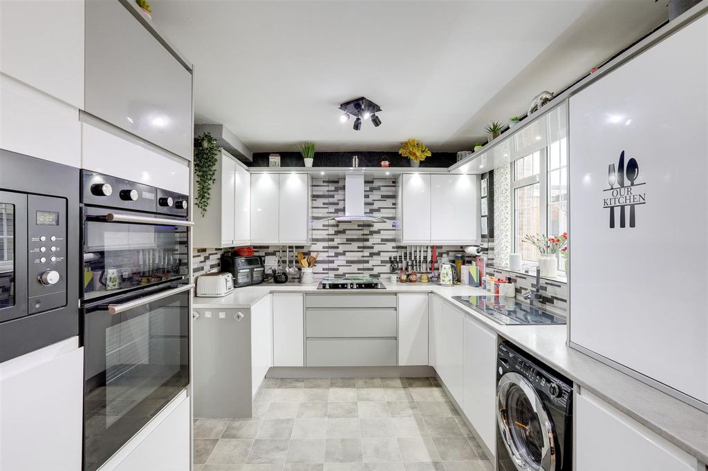 Property photo 3 of 38