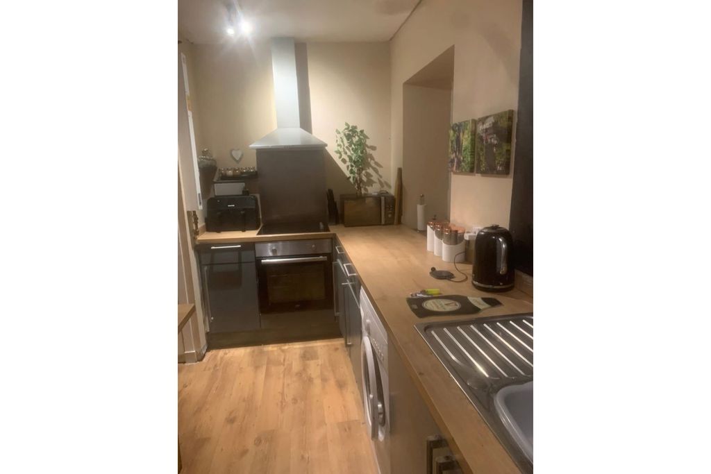 Property photo 3 of 9 Kitchen