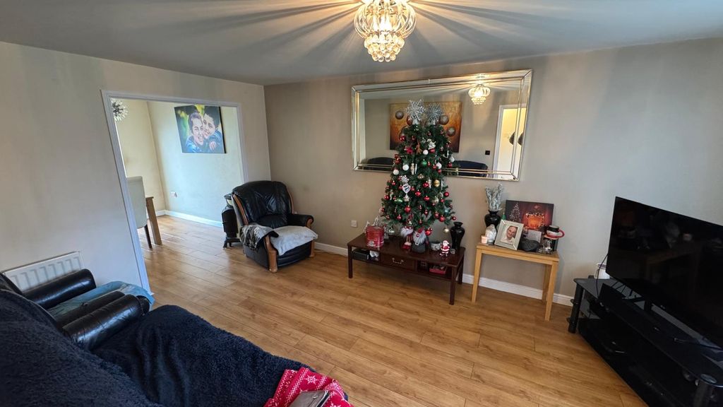 Property photo 3 of 24 Af98B6E5-F250-49B1-A9B1-F506365Fcbb7