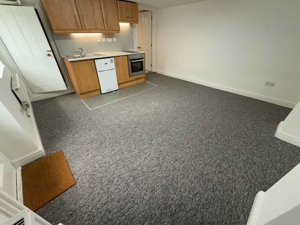 Property photo 3 of 15 Studio