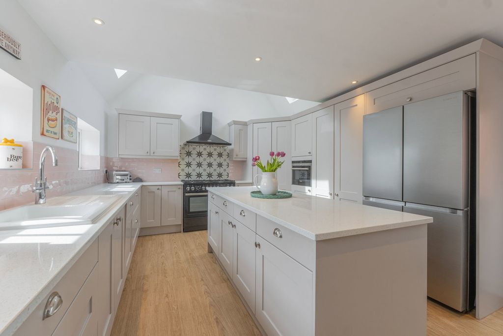 Property photo 2 of 40