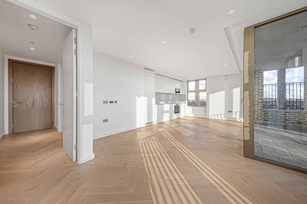 Property photo 2 of 21 Living Room