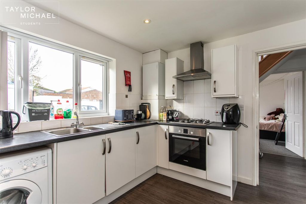 Property photo 2 of 20 Kitchen