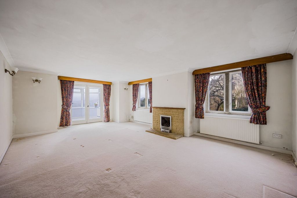 Property photo 2 of 27