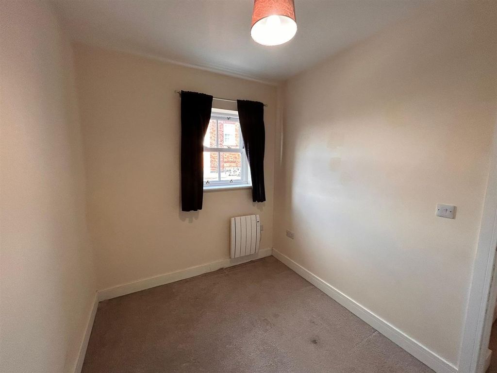 Property photo 2 of 8 Bedroom