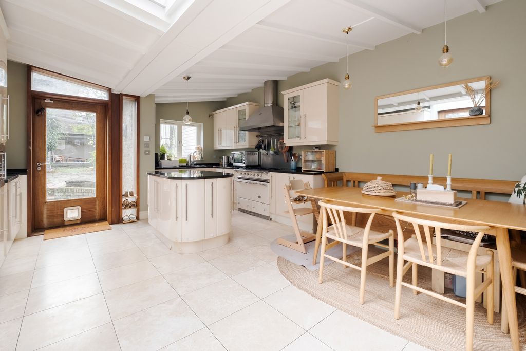 Property photo 3 of 25