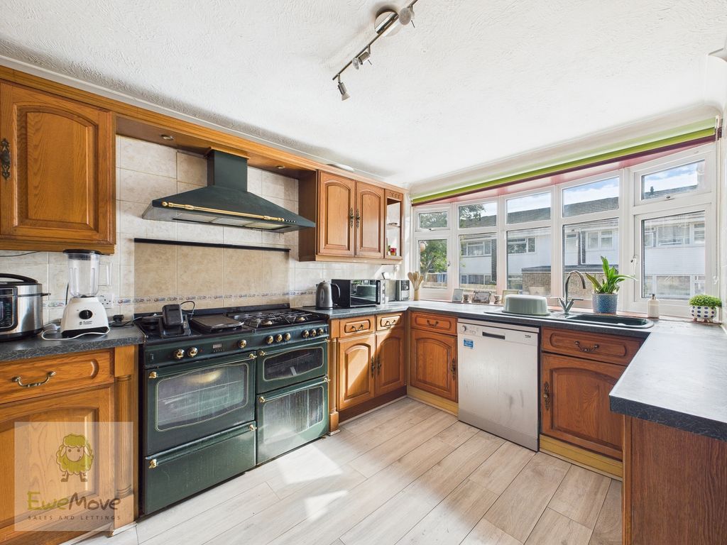 Property photo 3 of 11 Kitchen