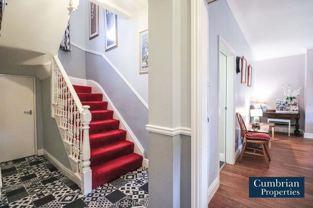 Property photo 2 of 27 Entrance Hall