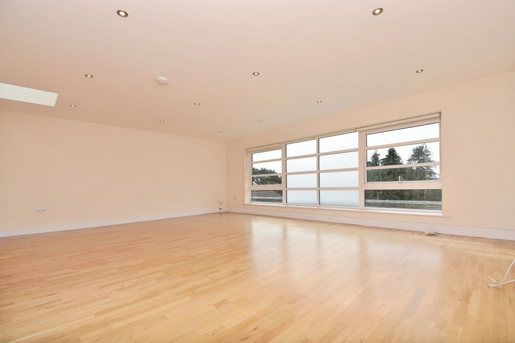 Property photo 3 of 11 Living