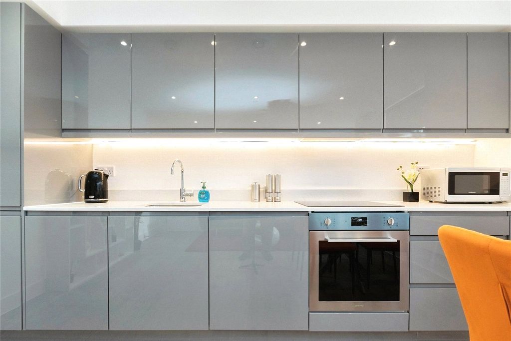 Property photo 2 of 7 Show Home