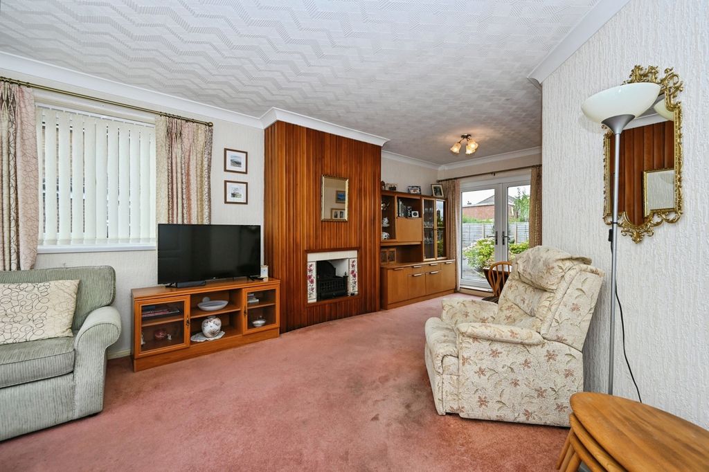 Property photo 3 of 17 Living Room