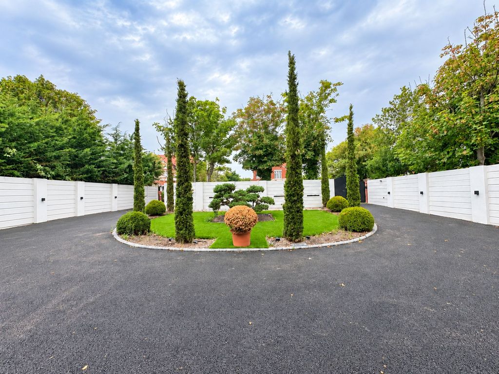 Property photo 2 of 13 Driveway