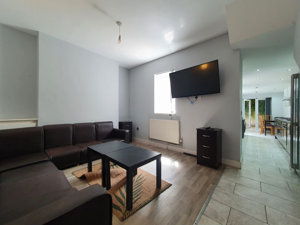 Property photo 1 of 24 6 Bedroom Detached For Rent