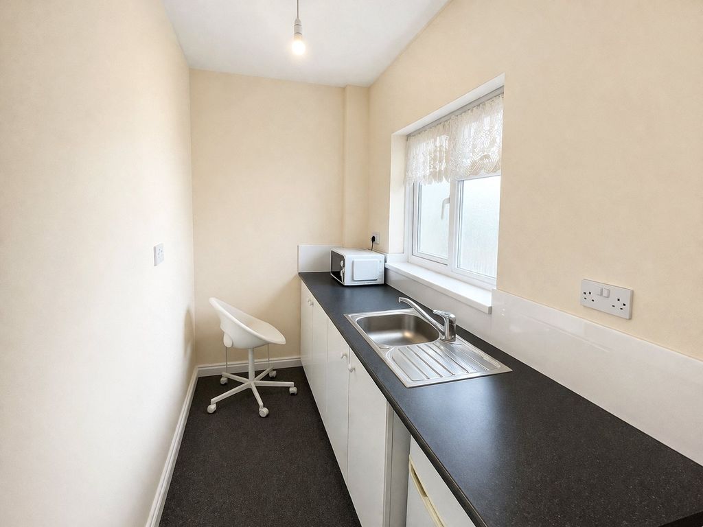 Property photo 3 of 4 Kitchenette