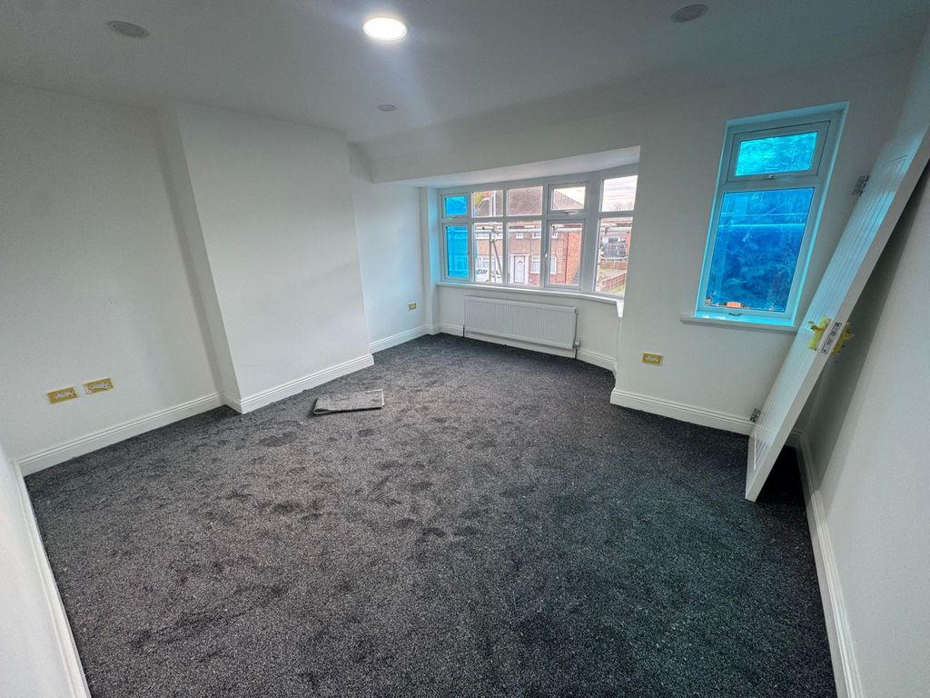 Property photo 1 of 5 2 Bed Flat To Rent