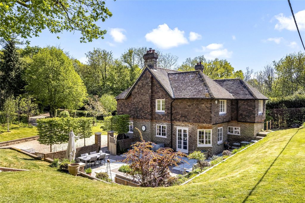 Property photo 3 of 21 Landscaped Gardens