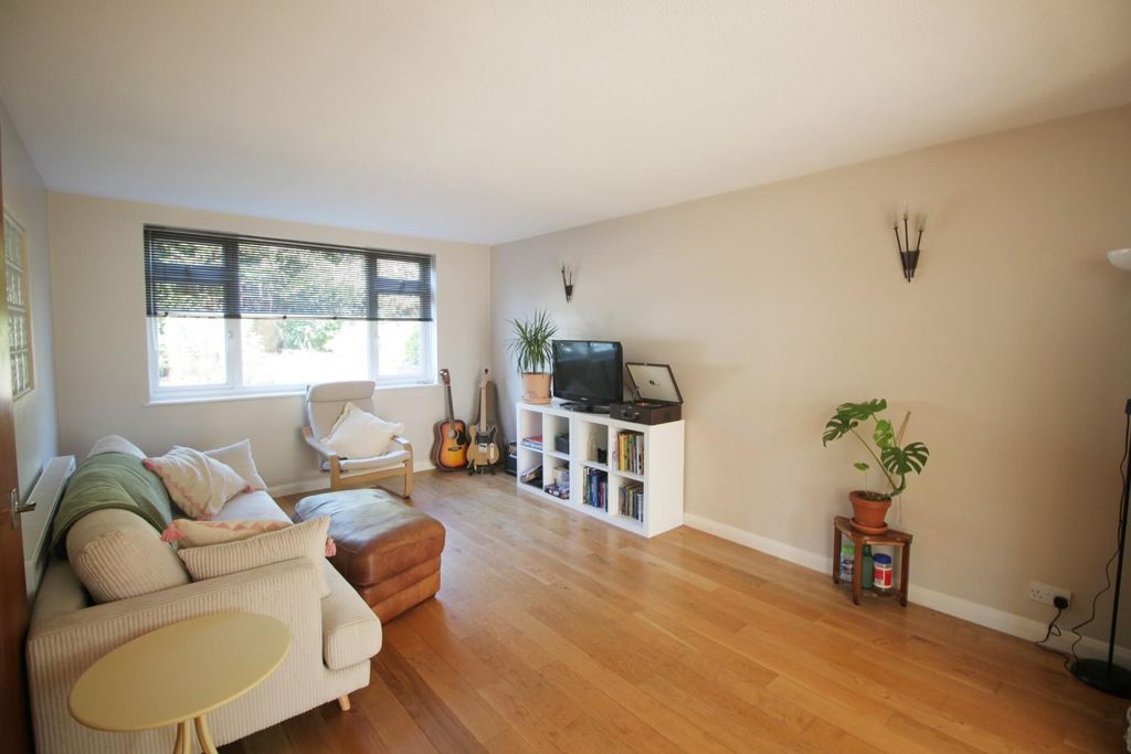 Property photo 3 of 18 Living.Jpg