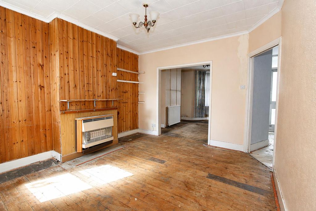 Property photo 2 of 14 Din.Jpg