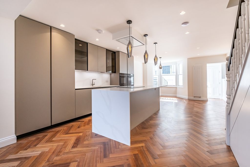 Property photo 2 of 24 Shawfield-Street-07