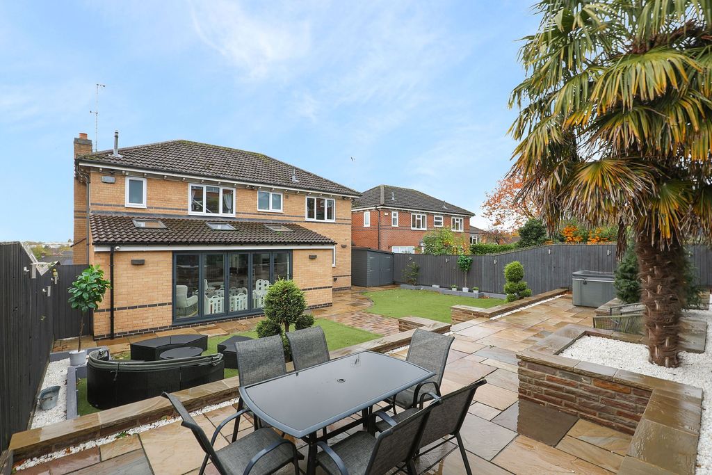 Property photo 2 of 32