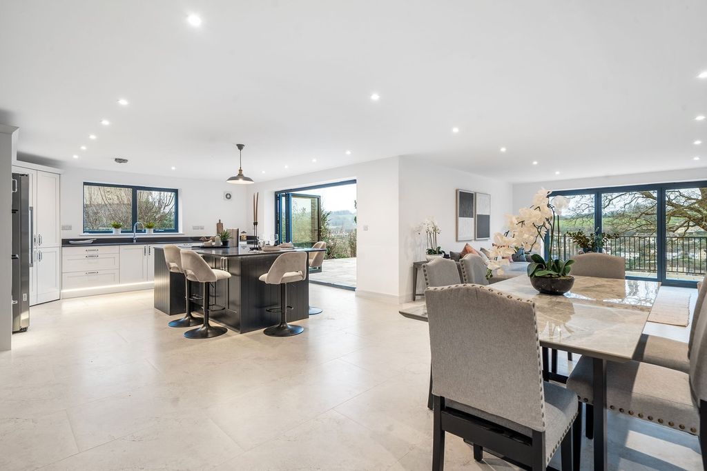 Property photo 2 of 25