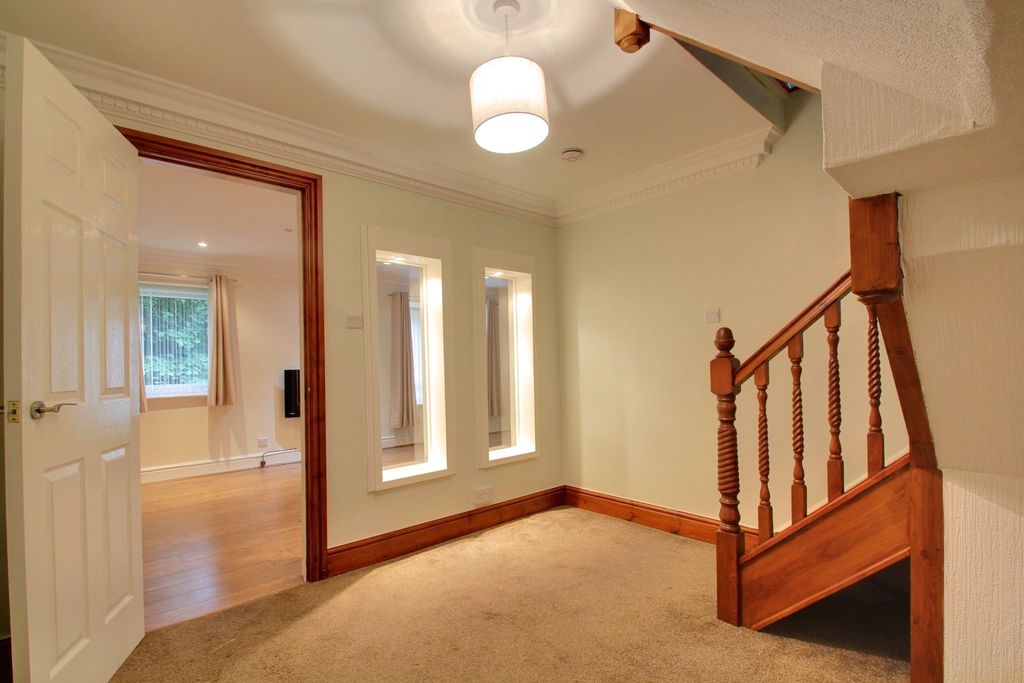 Property photo 3 of 8 Hallway (2)