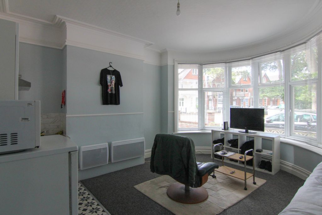 Property photo 3 of 21 Flat 1