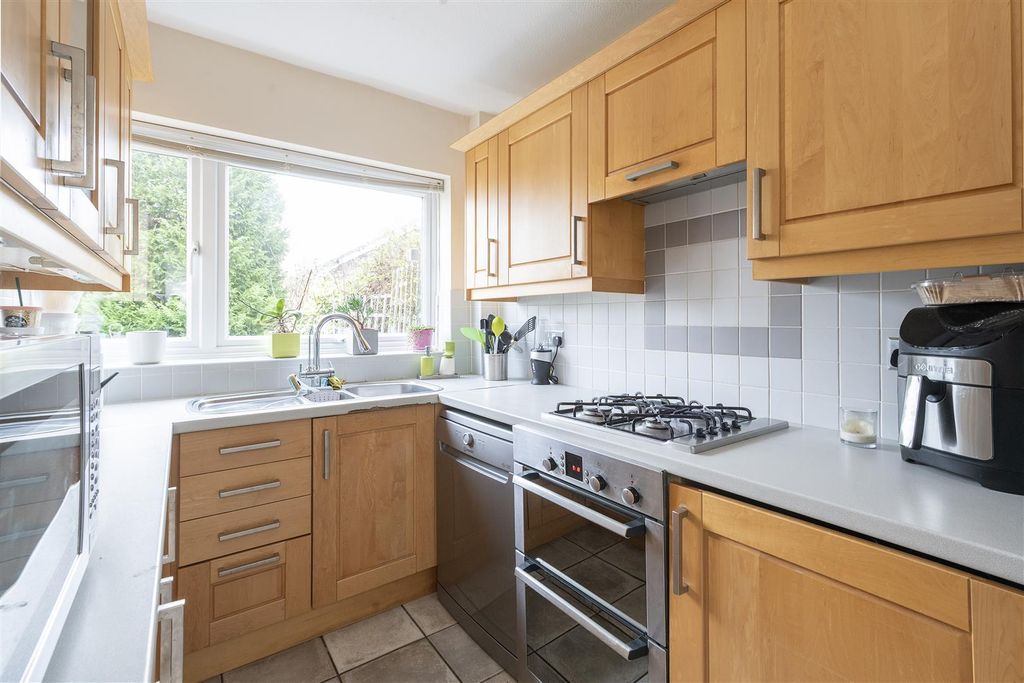 Property photo 2 of 12 Aldwickbury-Crescent-06.Jpg