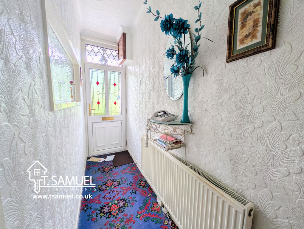 Property photo 2 of 16 Hallway