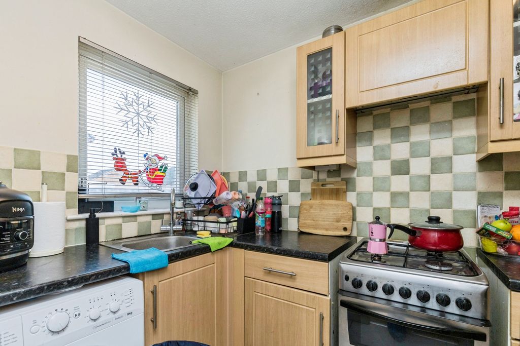 Property photo 3 of 17 Kitchen