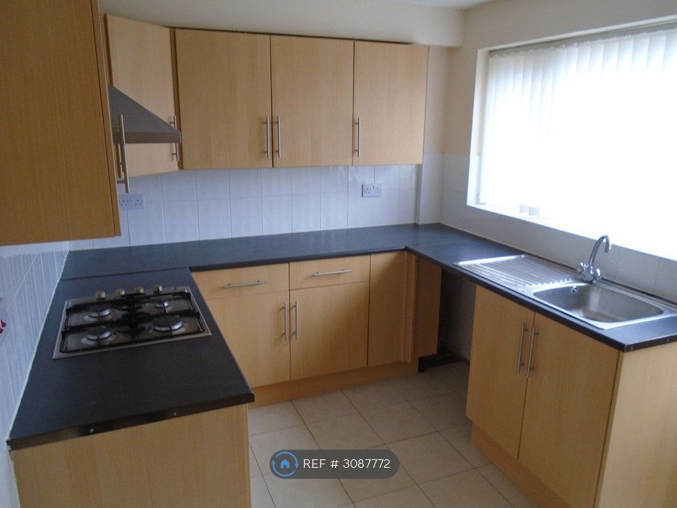 Property photo 3 of 10 Kitchen