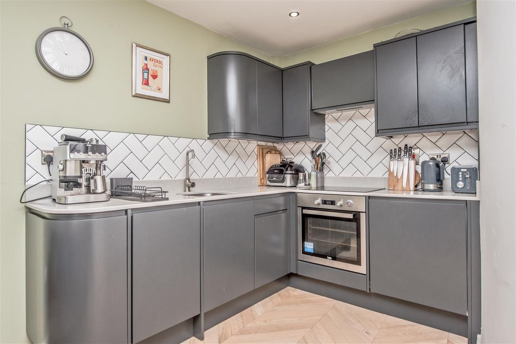 Property photo 3 of 31 Fitted Kitchen: